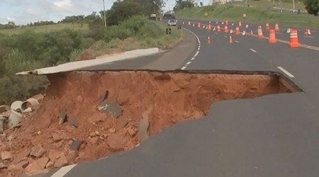 Trecho da SP-294 é engolido por erosão