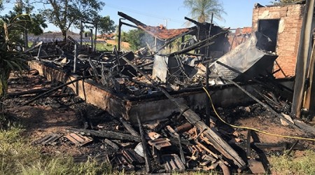 Casa é destruída por incêndio na Santos Dumont em Adamantina