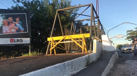 Prefeitura interdita passarela do pontilhão da Rua Joaquim Nabuco