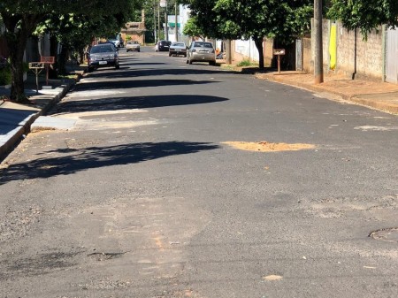 Em cruzamento, jovem em bicicleta bate em caminhão e morre após ser atropelada