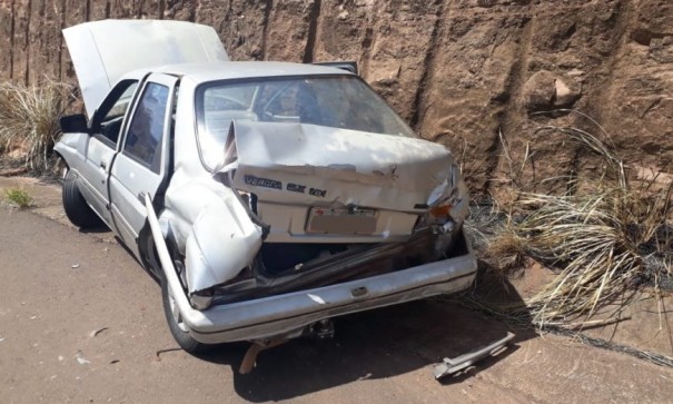 Homem fica ferido ao bater carro em barreira de concreto e barranco prximo ao viaduto na SP-294