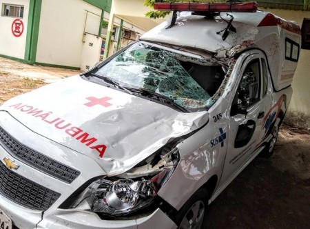 Cavalo na pista provoca acidente com ambulância de Bastos em Marília