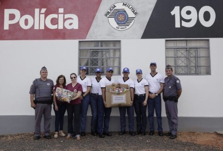 Policiais da Escola Superior de Soldado de Junqueirópolis participam da campanha 'Tampinha de Amor'