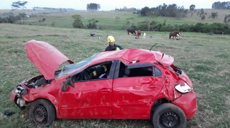 Motorista perde controle de carro, capota veículo e é arremessado em estrada rural