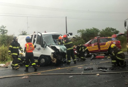 Colisão frontal entre carro e van mata uma pessoa e interrompe tráfego de veículos na Rodovia Homero Severo Lins