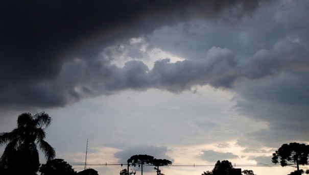 Temporal causa interrupo no fornecimento de energia em Sagres e Adamantina