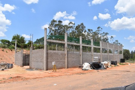 Barracão para coleta seletiva de lixo reciclável está com 50% de sua estrutura construída