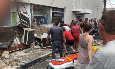 Desabamento em shopping deixa três pessoas sob os escombros