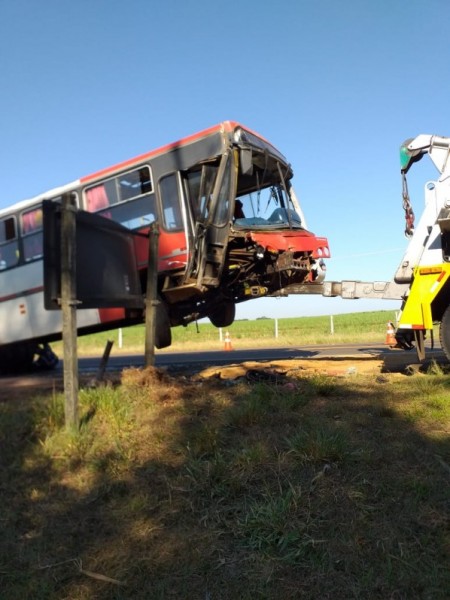 Homem morre ao bater carro de frente com ônibus de trabalhadores rurais em Rodovia de Penápolis