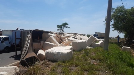 Motorista perde o controle da direção e caminhão com fardos de algodão tomba em Adamantina