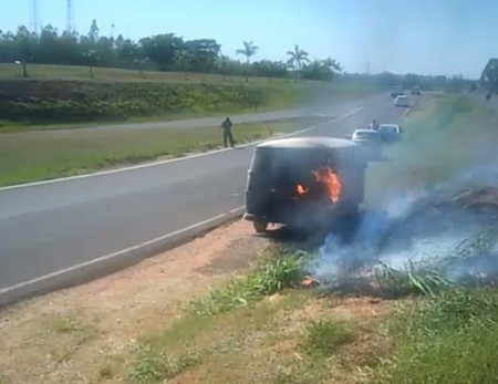 Veículo pega fogo em alça de acesso da Rodovia Raposo Tavares em Álvares Machado