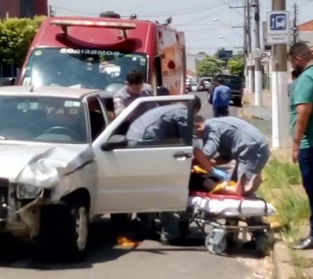 Idosa é socorrida com dores nas pernas após colisão entre veículos no Centro de Dracena