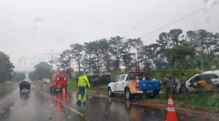 Caminhão tomba na SP-294 e motorista é socorrido com ferimentos leves