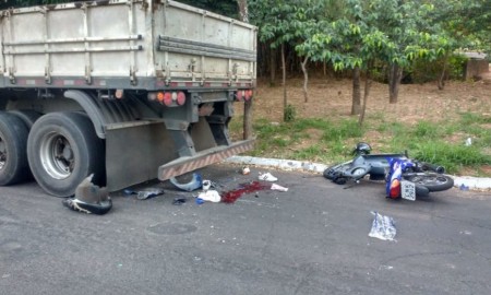 Motociclista fica em estado grave após colidir na traseira de caminhão estacionado