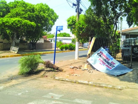 Carro atinge muro e portão de residência no bairro Metrópole