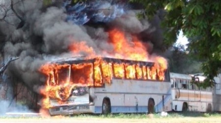 Ônibus é incendiado em Paulicéia e uso de bombinhas por crianças pode ter originado o fogo