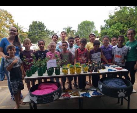 Crianças do Projeto Balão Mágico de Sagres recebem orientações de Educação Ambiental e confeccionam produtos com materiais recicláveis