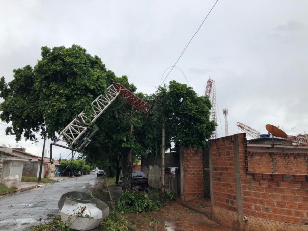 Chuva, granizo e ventos fortes causam estragos em Osvaldo Cruz