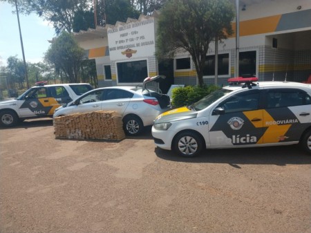 Polícia Rodoviária prende homem e apreende adolescente que transportavam 200kg de maconha em veículo na SP-613