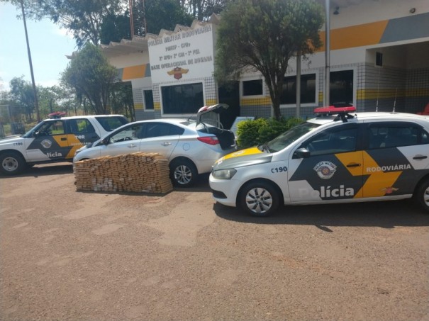 Polcia Rodoviria prende homem e apreende adolescente que transportavam 200kg de maconha em veculo na SP-613