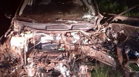 Motorista embriagado fica ferido após bater carro em caminhão canavieiro