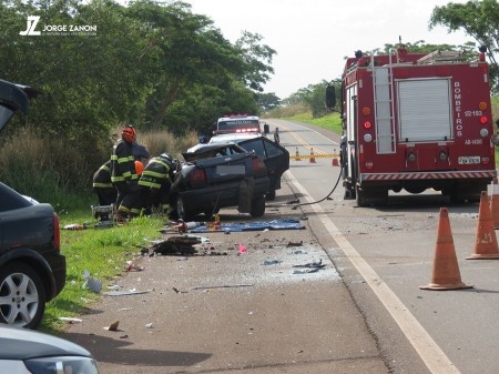 Acidente entre dois veículos deixa um morto e um ferido na SP-294