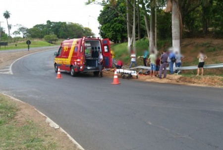 Mulheres ficam feridas em acidente com moto na SP-294, no trevo de Herculândia