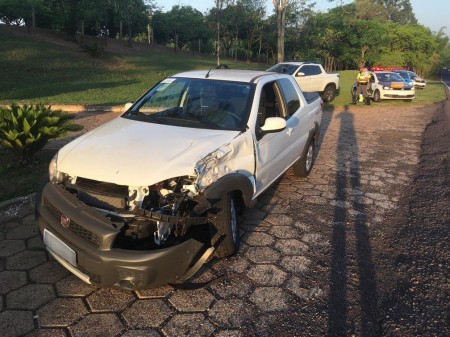 Batida entre picape e motocicleta deixa homem ferido na Rodovia Comandante João Ribeiro de Barros