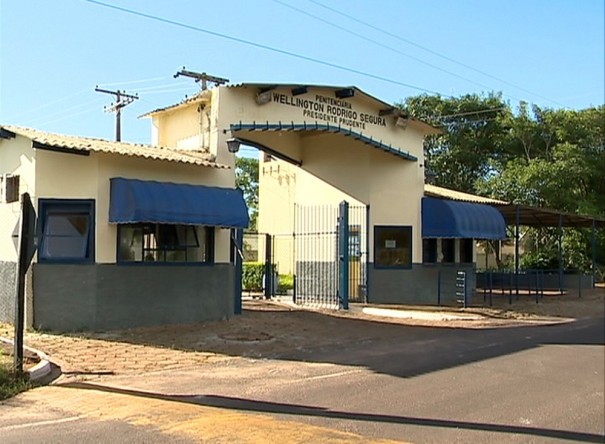 Detento do regime semiaberto rompe tornozeleira eletrnica e foge durante prestao de servios  Prudenco