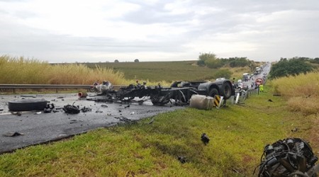 Acidente entre caminhão e dois ônibus deixa mortos e 35 feridos na Ribeiro de Barros