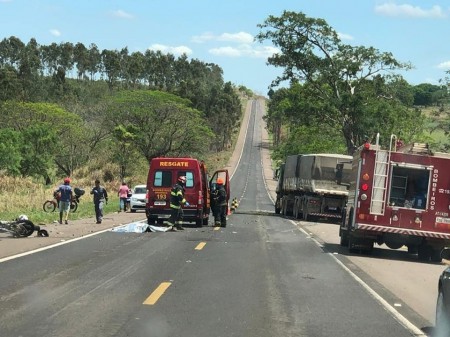 Homem de 32 anos morre em grave acidente entre moto e caminhão