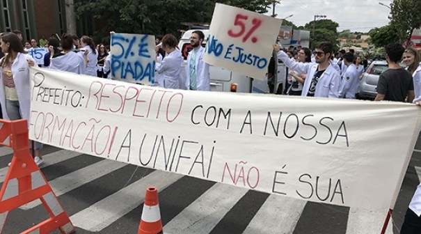 Alunos de medicina fazem protesto e paralisam atendimentos  populao