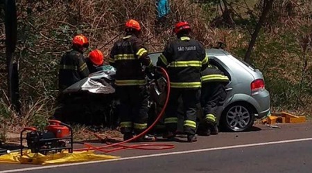 Homem morre em choque frontal entre carro e caminhão na SP-294