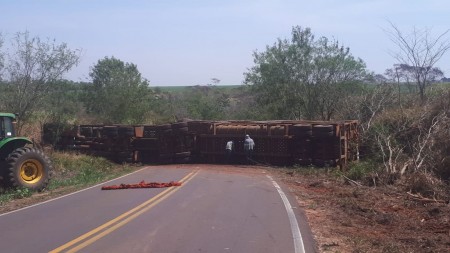 Caminhão tomba e interdita vicinal que liga Salmourão a Guararapes