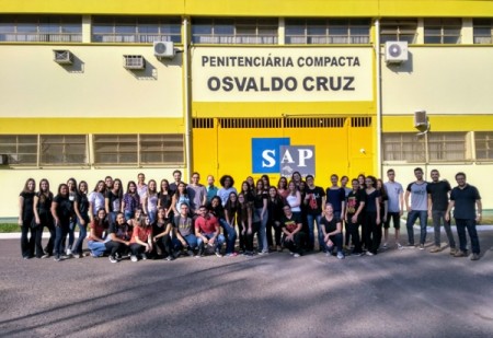 Alunos de direito e serviço social visitam a Penitenciária de Osvaldo Cruz