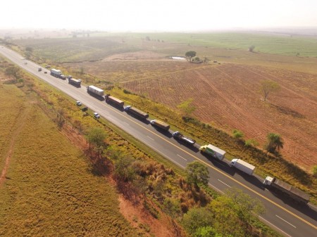 Operação autua dez caminhões por excesso de peso na Rodovia Assis Chateaubriand, em Martinópolis