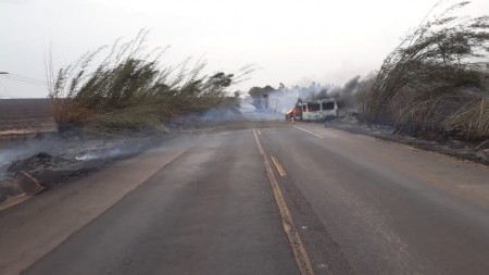 Investigações de tragédia na SP-284 voltam-se a identificar causa de incêndio às margens da rodovia