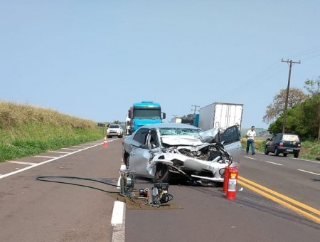 Mulher morre e outras duas ficam feridas após carro bater de frente com caminhão em Paraguaçu Paulista