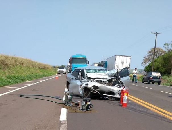 Mulher morre e outras duas ficam feridas aps carro bater de frente com caminho em Paraguau Paulista