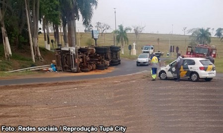 Carreta que transportava ração tomba no trevo de Herculândia 