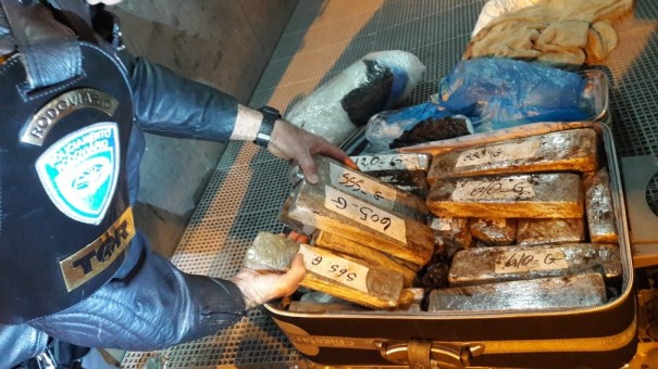 Passageira de nibus  presa em flagrante com mais de 25 quilos de maconha dentro de mala