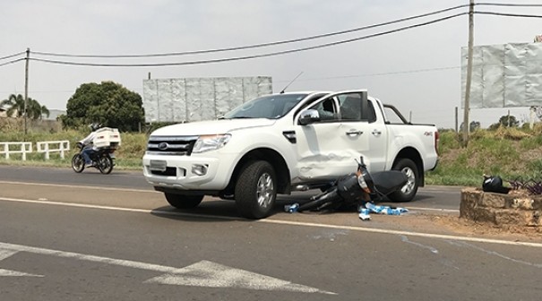 Acidente entre camionete e moto deixa motociclista ferido na Moyss Justino da Silva