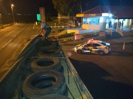 Polícia Rodoviária apreende carga de pneus contrabandeados em Assis