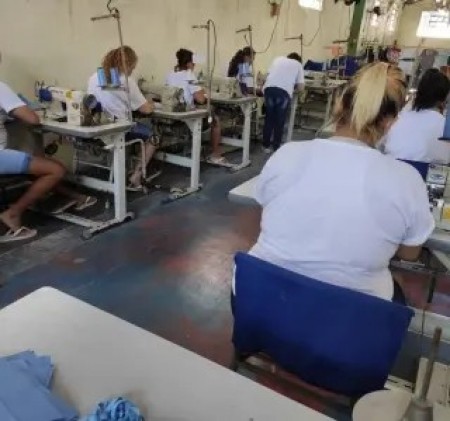 Produção de máscaras de proteção contra coronavírus está a todo o vapor na Penitenciária Feminina de Tupi Paulista