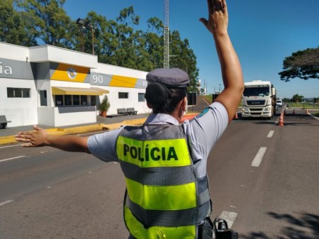 Motoristas recebem kits de lanches em ação humanitária