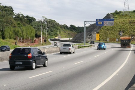 Coronavírus faz circulação de veículos cair pela metade no Brasil