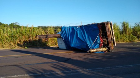 Caminhão carregado de ferro tomba na SP-425, em Parapuã