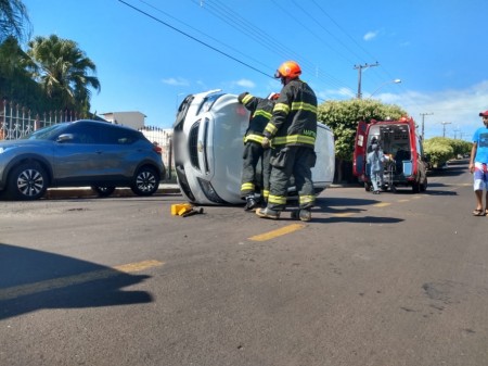 Condutora passa mal, perde controle da direção e capota veículo na Avenida Presidente Vargas em OC