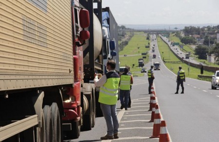 DER vai entregar mais de 7 mil kits de alimentação e higiene para os caminhoneiros no feriado