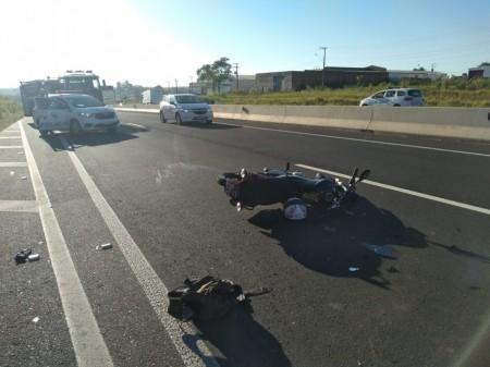 Motociclista é socorrido em estado grave após colidir em traseira de caminhão na SP-425, em Martinópolis